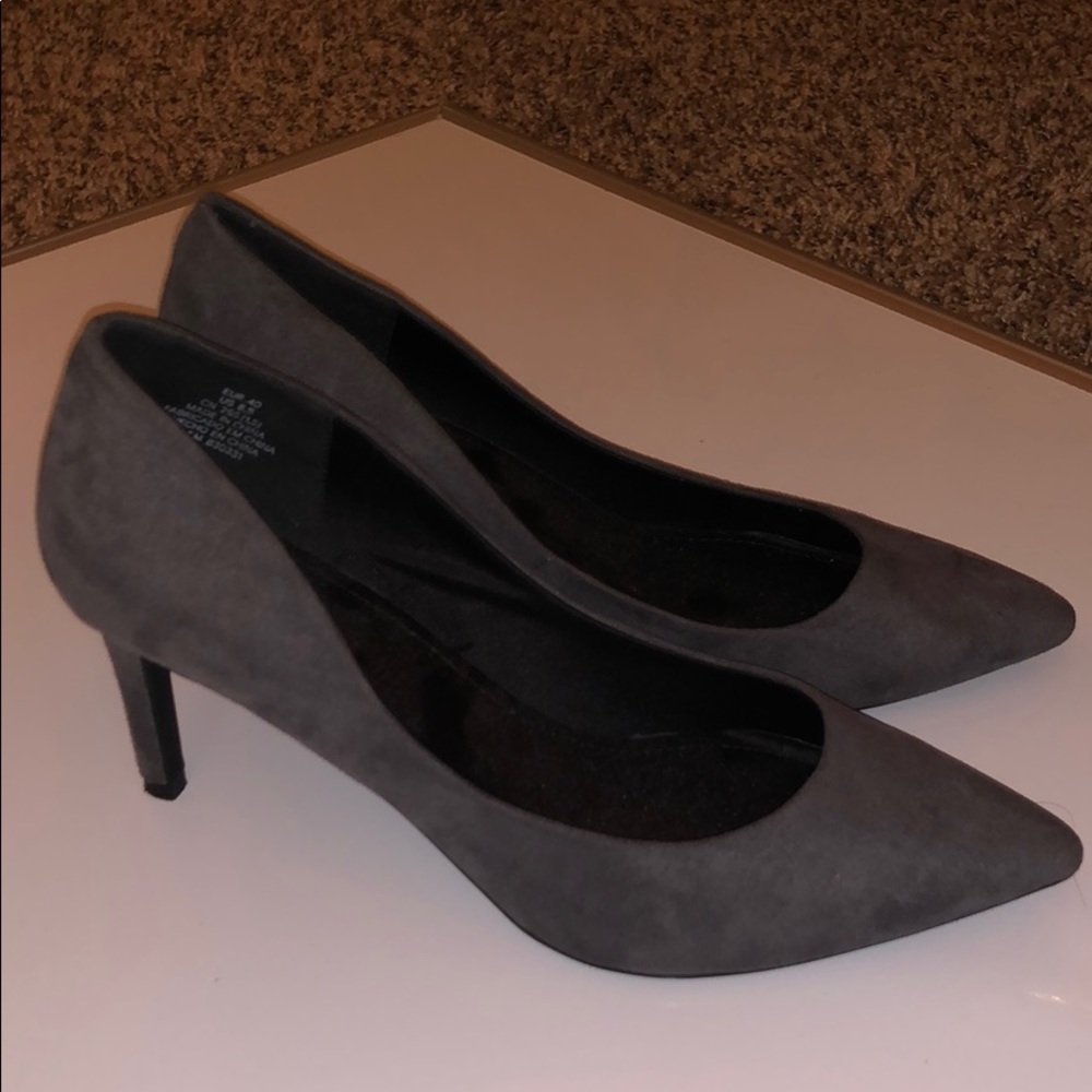 Suede gray pumps